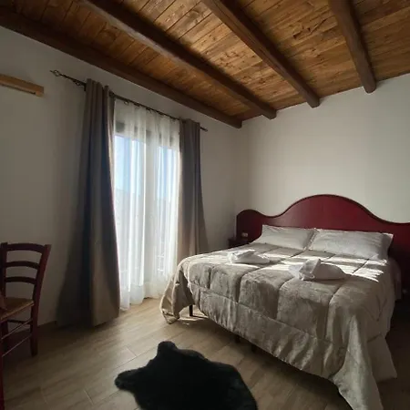 לינה וארוחת בוקר Is Cubas